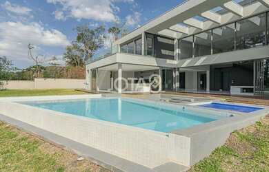 Imagem: A casa em condomínio possui 5 Dormitórios, 5 Banheiros, 4