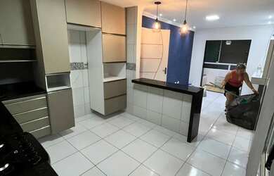 Imagem: O apartamento possui 2 Dormitórios, 1 Banheiro, 1 Vaga na garagem