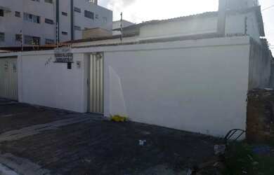 Imagem: A casa possui 3 Dormitórios, 2 Banheiros, 5 Vagas na garagem