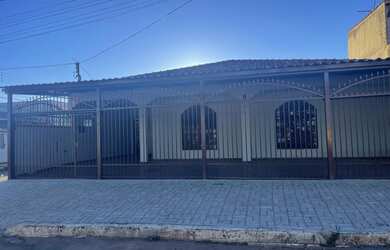 Imagem: A casa possui 4 Dormitórios, 3 Banheiros, 3 Vagas na garagem