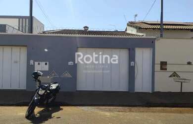 Imagem: A casa possui 3 Dormitórios, 3 Banheiros, 3 Vagas na garagem