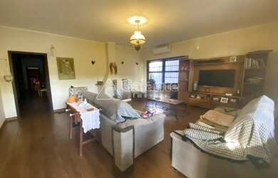 Imagem: A casa possui 3 Dormitórios, 4 Banheiros, 4 Vagas na garagem