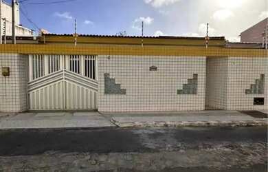 Imagem: A casa à venda possui 3 Dormitórios, 2 Banheiros, 1 Vaga na