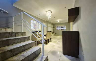 Imagem: A casa possui 3 Dormitórios, 2 Banheiros, 2 Vagas na garagem