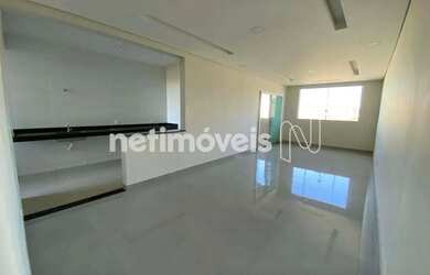 Imagem: A casa possui 5 Dormitórios, 3 Banheiros, 2 Vagas na garagem