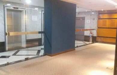 Imagem: O depósito possui 5 Vagas na garagem, 490m² de Área e está