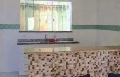 Imagem: A casa possui 2 Dormitórios, 1 Banheiro, 2 Vagas na garagem