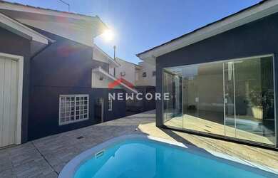 Imagem: A casa possui 3 Dormitórios, 2 Banheiros, 2 Vagas na garagem