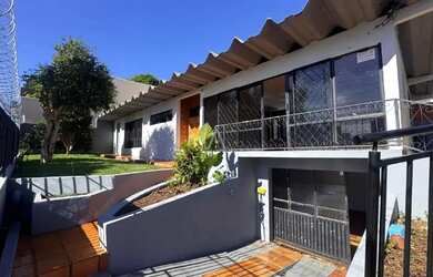 Imagem: A casa possui 3 Dormitórios, 2 Banheiros, 2 Vagas na garagem