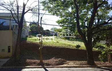 Imagem: O terreno possui 600m² de Área e está localizado em Loteamento