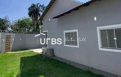 Imagem: A casa possui 3 Dormitórios, 2 Banheiros, 2 Vagas na garagem