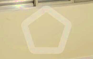 Imagem: A casa possui 3 Dormitórios, 1 Banheiro, 1 Vaga na garagem