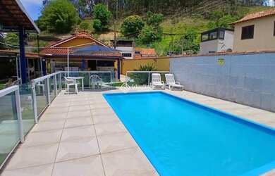 Imagem: A casa possui 3 Dormitórios, 1 Banheiro, 3 Vagas na garagem