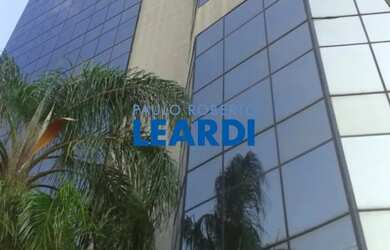 Imagem: O depósito possui 2 Vagas na garagem e 112m² de Área e está