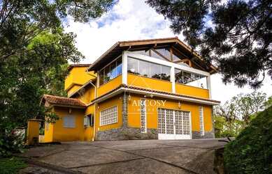 Imagem: A casa possui 4 Dormitórios, 2 Banheiros, 5 Vagas na garagem