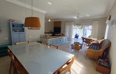 Imagem: A casa em condomínio possui 5 Dormitórios, 5 Banheiros, 2