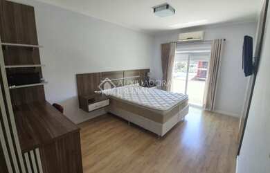 Imagem: A casa possui 3 Dormitórios, 1 Banheiro, 3 Vagas na garagem