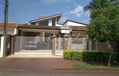 Imagem: A casa possui 3 Dormitórios, 3 Banheiros, 4 Vagas na garagem