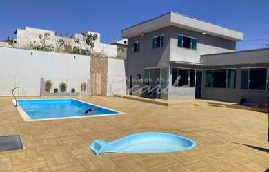 Imagem: A casa possui 2 Dormitórios, 3 Banheiros, 1 Vaga na garagem