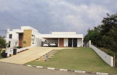 Imagem: A casa em condomínio possui 4 Dormitórios, 4 Banheiros, 5