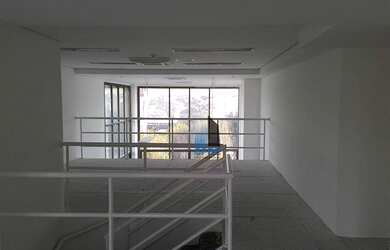 Imagem: O depósito possui 4 Vagas na garagem, 202m² de Área e está