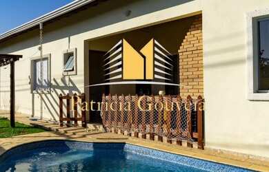 Imagem: A casa possui 3 Dormitórios, 2 Banheiros, 2 Vagas na garagem