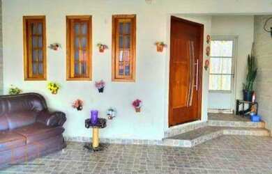 Imagem: A casa possui 3 Dormitórios, 2 Banheiros, 2 Vagas na garagem