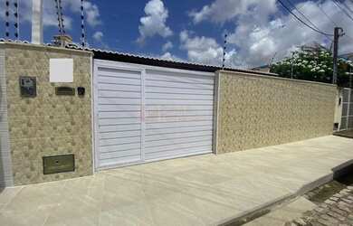 Imagem: A casa possui 3 Dormitórios, 1 Banheiro, 2 Vagas na garagem