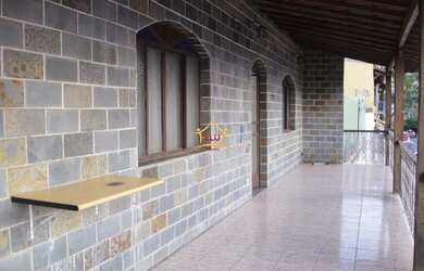 Imagem: A casa possui 4 Dormitórios, 1 Banheiro, 2 Vagas na garagem