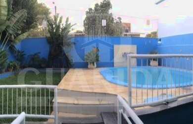 Imagem: A casa possui 4 Dormitórios, 5 Banheiros, 4 Vagas na garagem