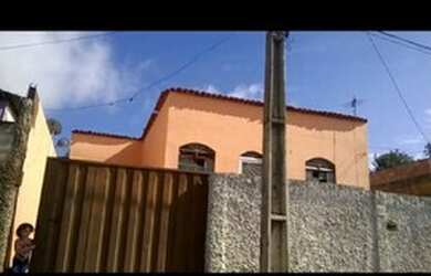 Imagem: A casa possui 2 Dormitórios, 1 Banheiro, 2 Vagas na garagem