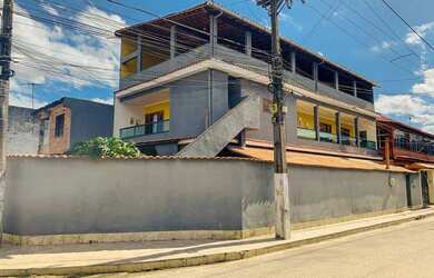 Imagem: A casa possui 3 Dormitórios, 4 Banheiros, 3 Vagas na garagem