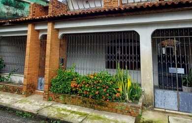 Imagem: A casa possui 4 Dormitórios, 4 Banheiros, 5 Vagas na garagem