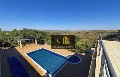 Imagem: A casa em condomínio possui 4 Dormitórios, 4 Banheiros e 20000m²