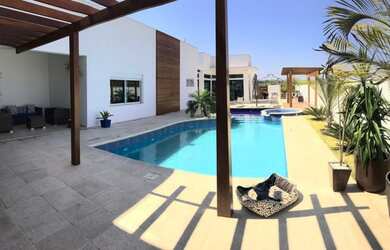 Imagem: A casa em condomínio possui 5 Dormitórios, 5 Banheiros, 5