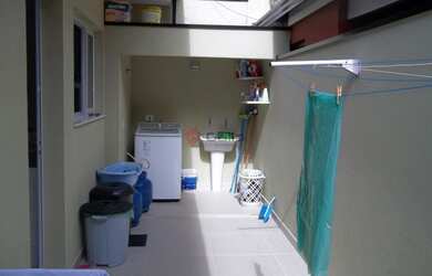 Imagem: A casa possui 3 Dormitórios, 3 Banheiros, 2 Vagas na garagem