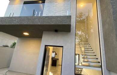 Imagem: A casa possui 3 Dormitórios, 2 Banheiros, 2 Vagas na garagem