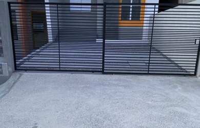 Imagem: A casa à venda possui 2 Dormitórios, 1 Banheiro, 2 Vagas na