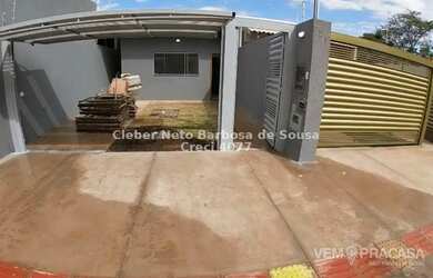 Imagem: A casa possui 3 Dormitórios, 2 Banheiros, 2 Vagas na garagem