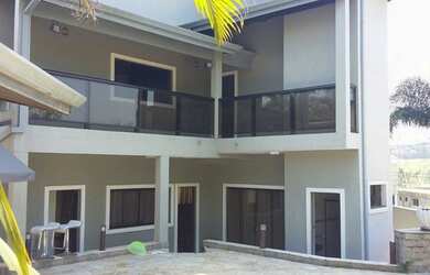 Imagem: A casa em condomínio possui 4 Dormitórios, 5 Banheiros, 345m²