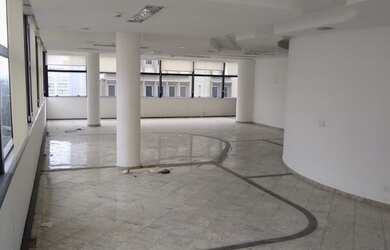 Imagem: O depósito possui 2 Vagas na garagem, 210m² de Área e está