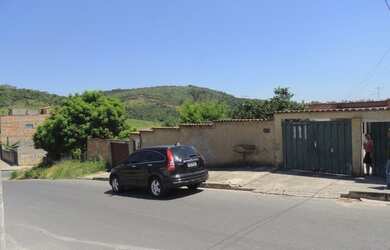 Imagem: A casa possui 3 Dormitórios, 1 Banheiro, 5 Vagas na garagem