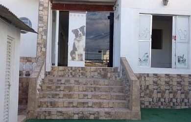 Imagem: A casa possui 4 Dormitórios, 4 Banheiros, 4 Vagas na garagem