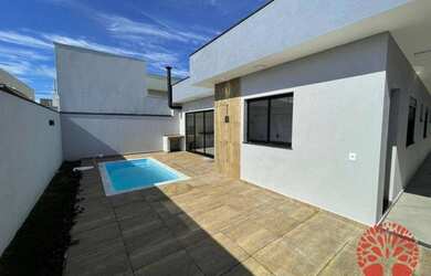 Imagem: A casa possui 3 Dormitórios, 1 Banheiro, 2 Vagas na garagem