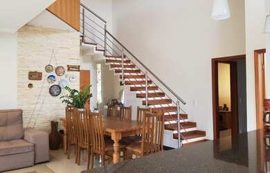 Imagem: A casa em condomínio possui 5 Dormitórios, 3 Banheiros, 5