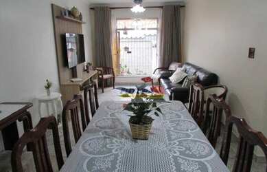 Imagem: A casa possui 3 Dormitórios, 3 Banheiros, 1 Vaga na garagem