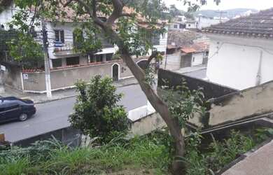 Imagem: A casa possui 3 Dormitórios, 1 Banheiro, 2 Vagas na garagem