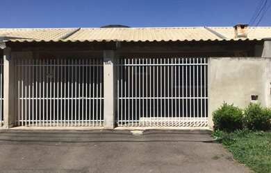 Imagem: A casa possui 2 Dormitórios, 1 Banheiro, 2 Vagas na garagem