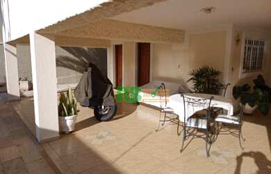 Imagem: A casa possui 3 Dormitórios, 3 Banheiros, 2 Vagas na garagem