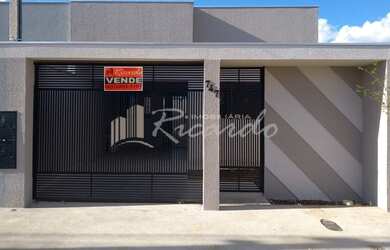 Imagem: A casa possui 3 Dormitórios, 1 Banheiro, 1 Vaga na garagem